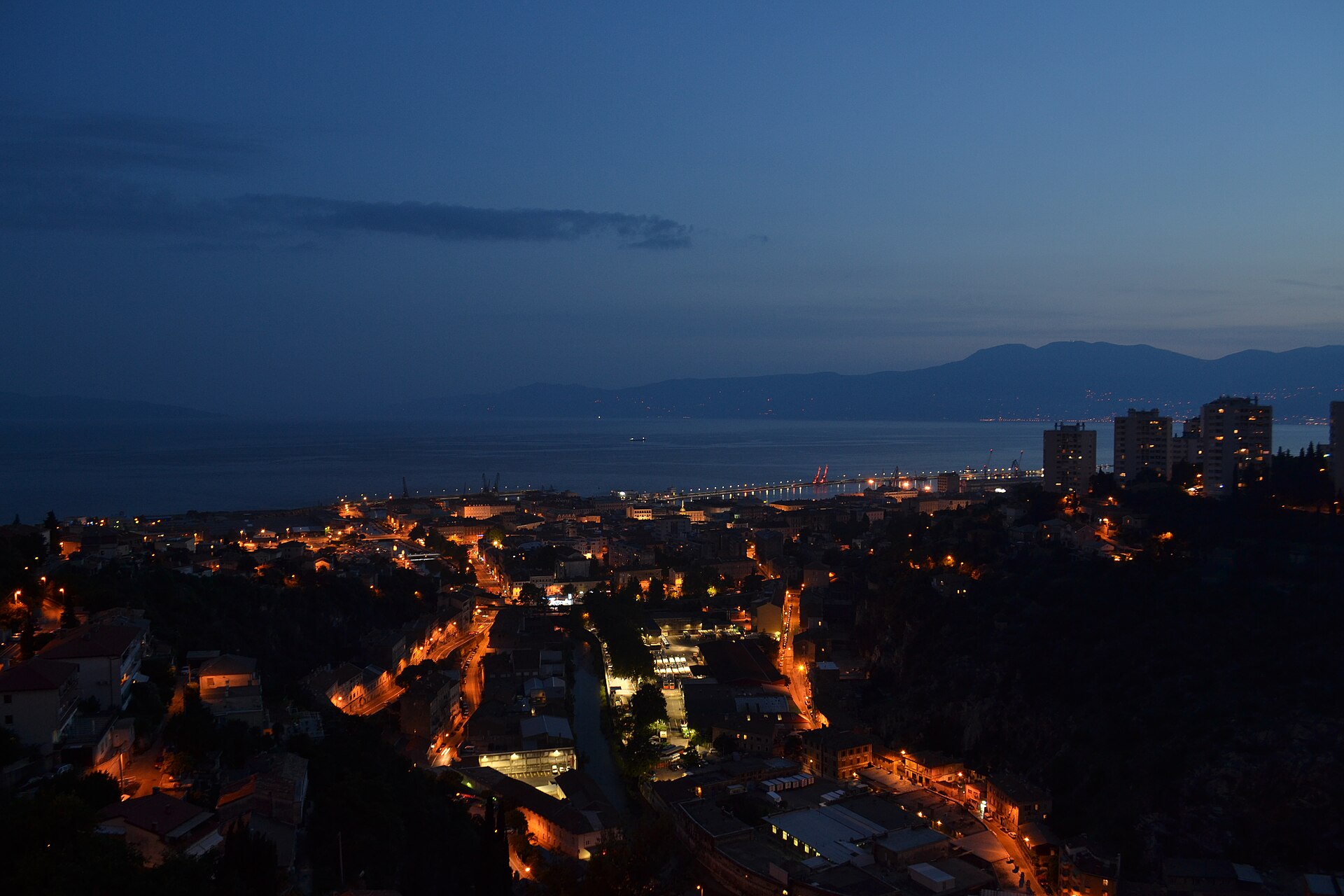 Noćni pogled na Rijeku s Trsata